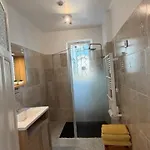 Tres Beau Lumineux Dans Avec Piscine Daire *