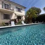 Tres Beau Lumineux Dans Avec Piscine
