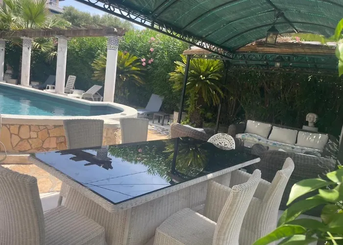 Tres Beau Lumineux Dans Avec Piscine *