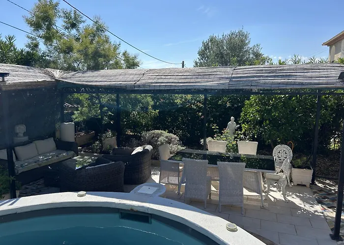 Tres Beau Lumineux Dans Avec Piscine Daire