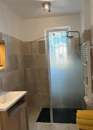 Tres Beau Lumineux Dans Avec Piscine Daire