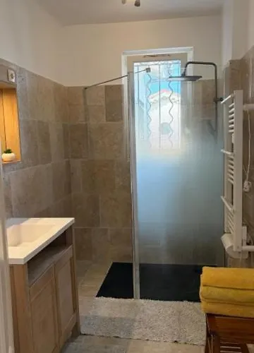 Apartman Tres Beau Lumineux Dans Avec Piscine