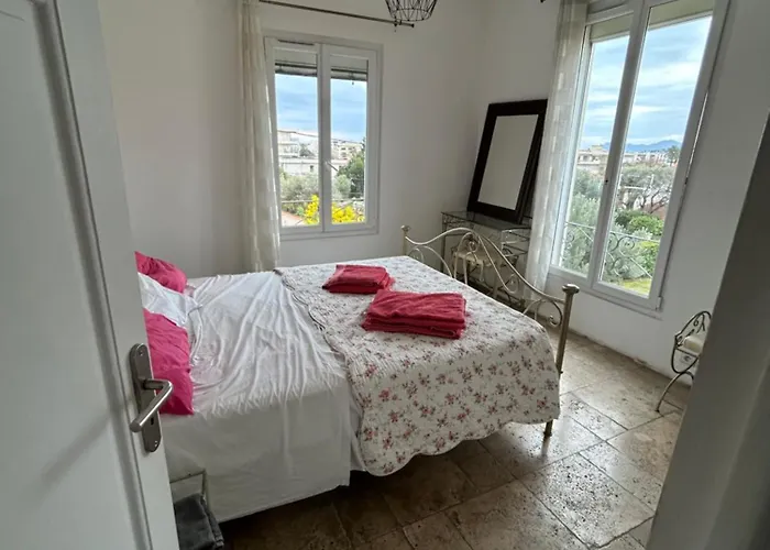 Tres Beau Lumineux Dans Avec Piscine Daire