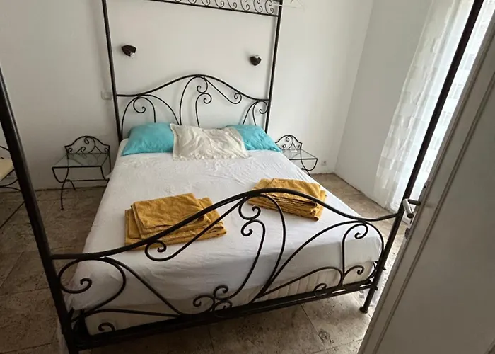 Tres Beau Lumineux Dans Avec Piscine